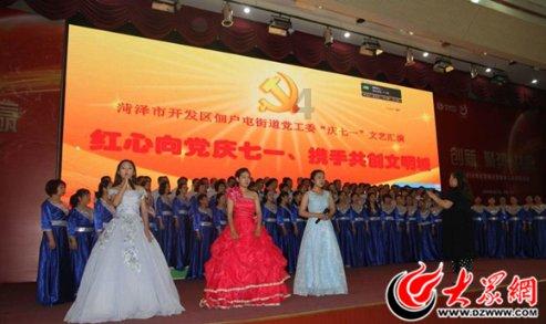 姚笛41岁转行导演,嘴瘪显老态,新剧条幅揭示野心!
